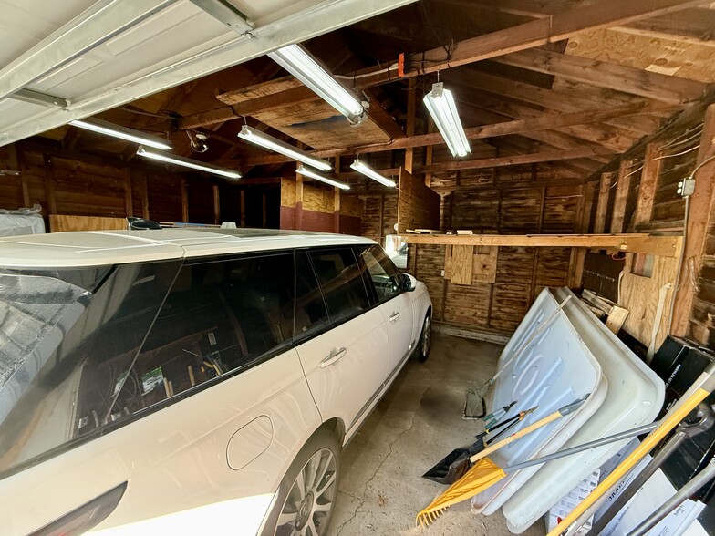 2 car detached garage - 1005 Kellogg Ave
