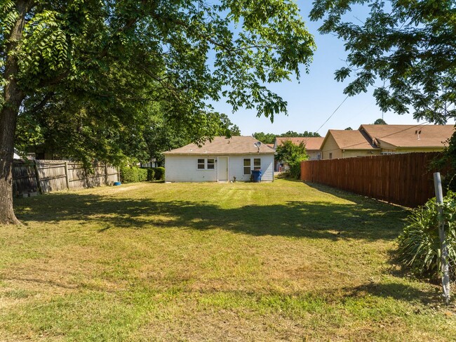 Building Photo - Freshly Updated 2 Bedroom House