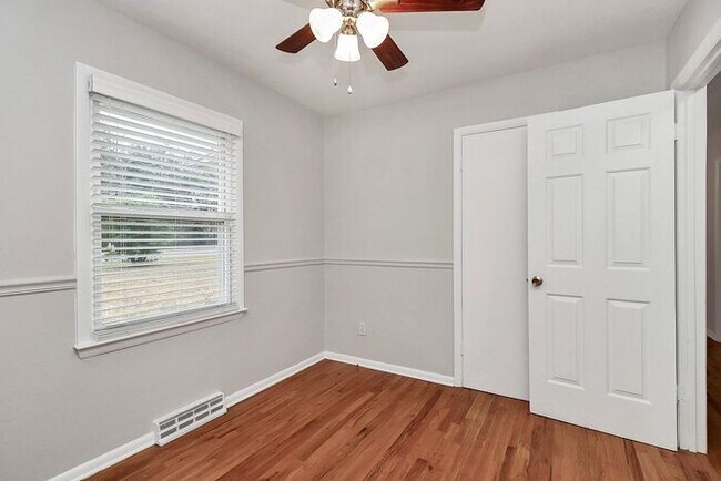 Building Photo - 3BD/1BA All Brick Ranch on One Acre!