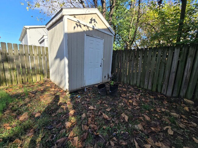 Building Photo - Updated 3 Bedrooms, 1.5 Bathrooms on a Dou...