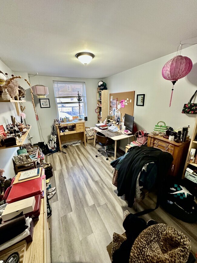 Building Photo - 920 W 35th Pl