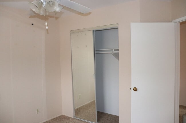 Building Photo - Spacious ALPINE 3 Bedroom 2.5 Bath 2 Story on a Cul De Sac