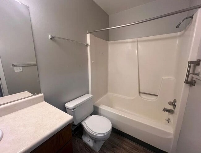 Building Photo - Spacious 1-Bedroom Apartment - Main Floor!