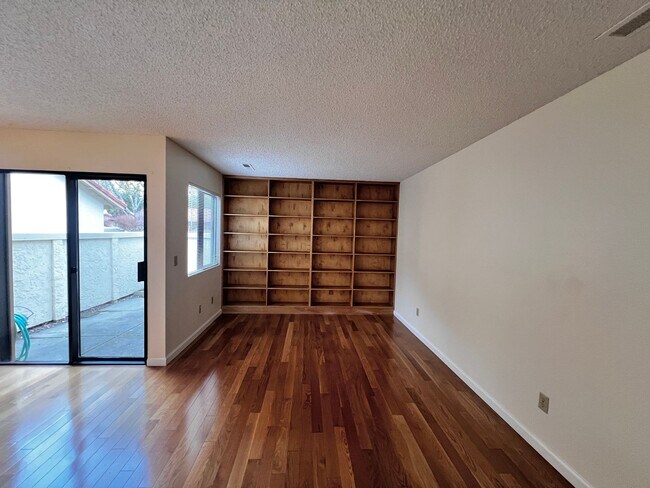 Building Photo - Spacious 3 bedroom 1.5 bath