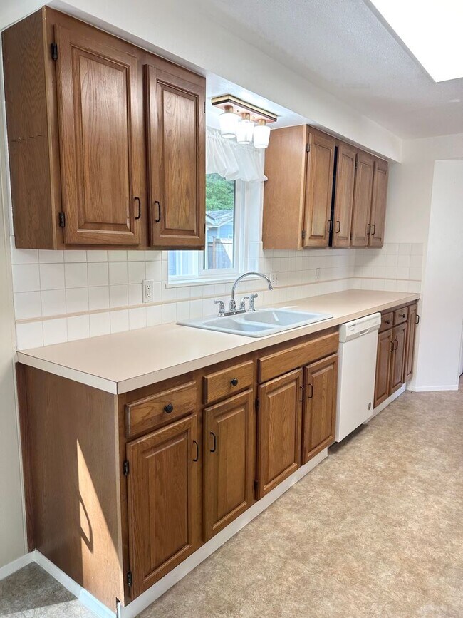 Building Photo - Spacious Home In Peaceful Setting!