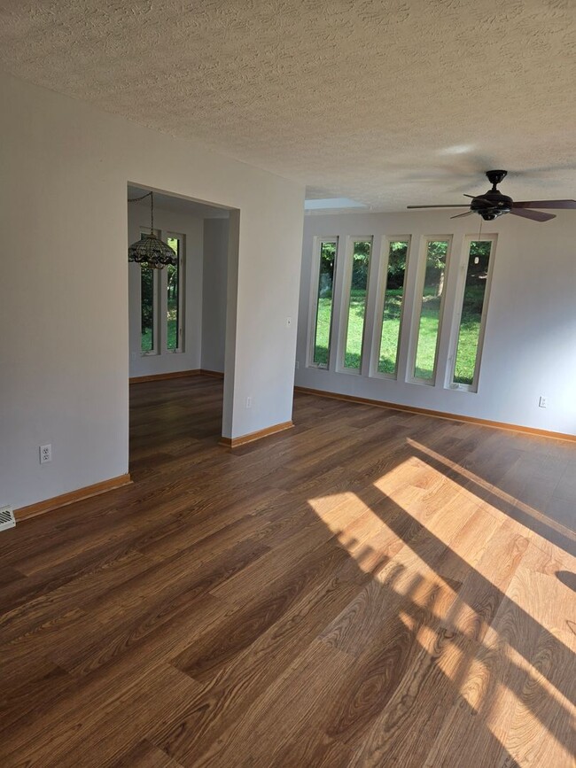 Building Photo - Lakeview 3 Bedroom  1.5 Bath  Home for Ren...