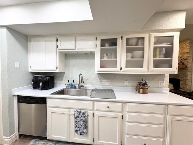 Building Photo - 1404 Cedar Park Dr