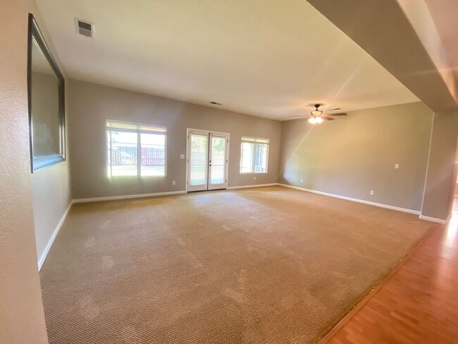 Building Photo - In Hanford-4 Br 2.5 Ba Available Now