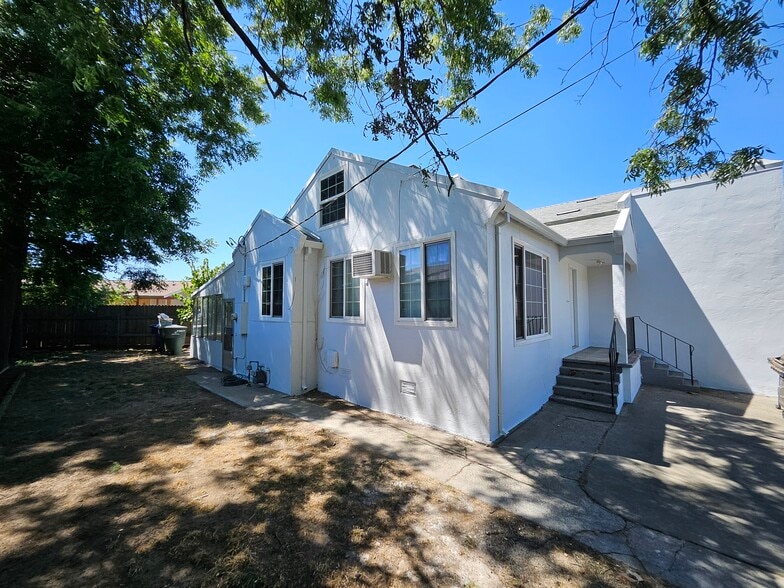 Building Photo - 2907 Plover St