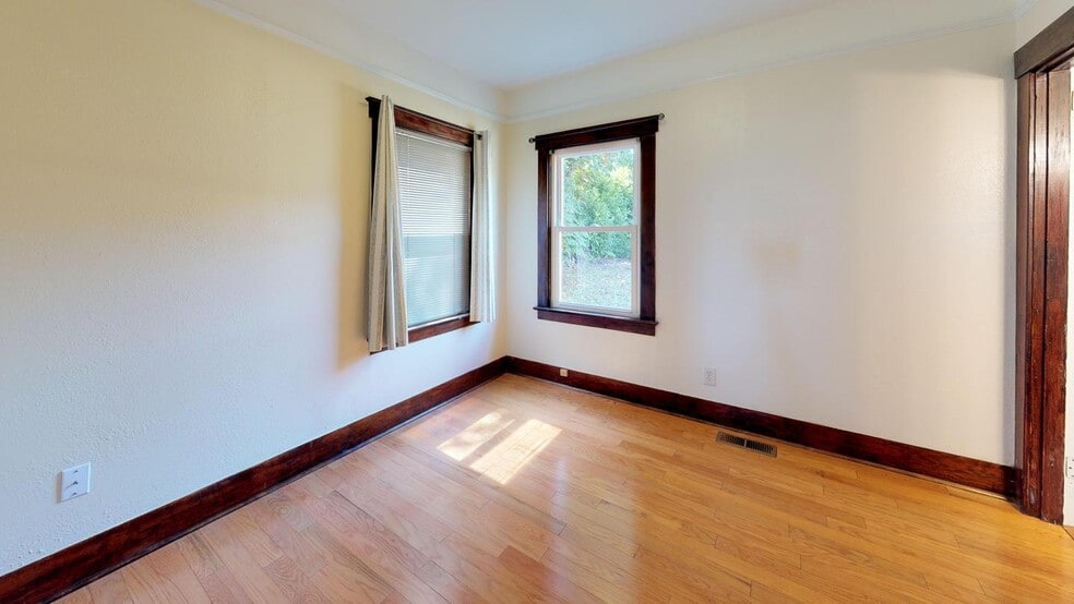 Building Photo - 2807 18th Ave S