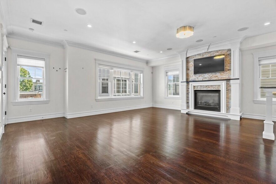 Building Photo - 161 Tudor St