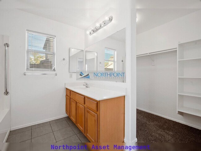 Building Photo - 4BR/2BA | Newly Renovated Single Family Home | 2-Car Covered Parking | Large Yard in Phoenix!