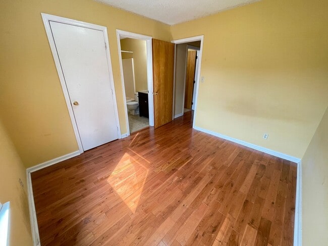 Building Photo - Inviting, updated 4br 3.5ba duplex w/ park...