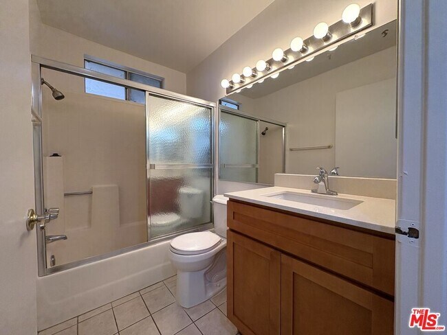Building Photo - 433 S Manhattan Pl