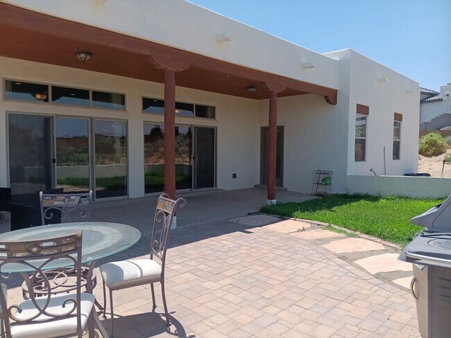 Building Photo - Stunning 5-bedroom, 2.5-bathroom home in R...