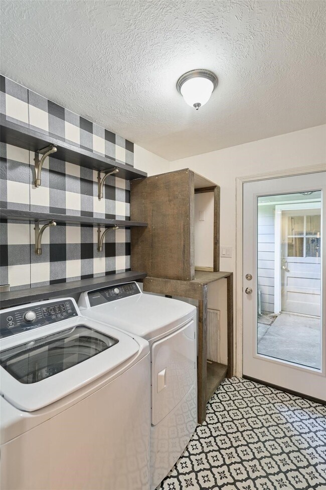 Building Photo - 725 River Plantation Dr