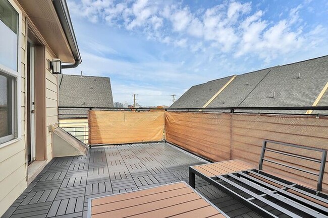 Building Photo - Stunning 3BD/3.5BA End Unit w/ City Views ...