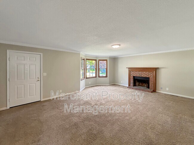 Building Photo - 118 Creek Dr