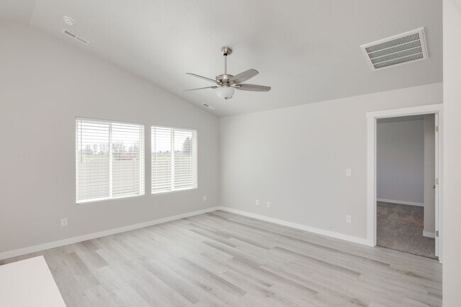 Building Photo - Open Concept Living!
