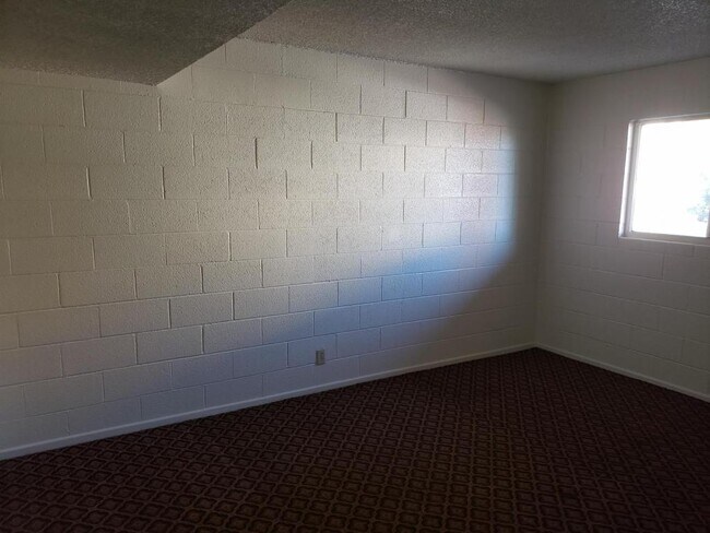 Building Photo - 605 S Royal Crest Cir