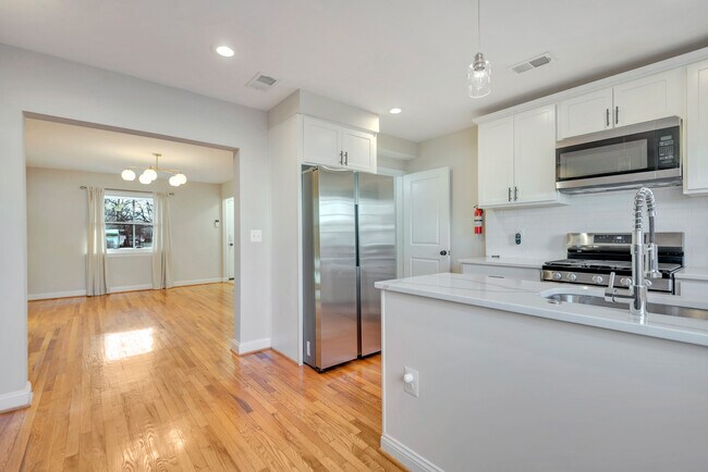 Building Photo - 3428 Dix St NE