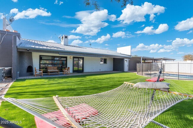 Building Photo - 1759 N Spring Cir