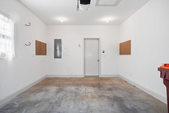 Building Photo - Gorgeous 3 Bedroom, 2.5 Bath End-Unit Town...