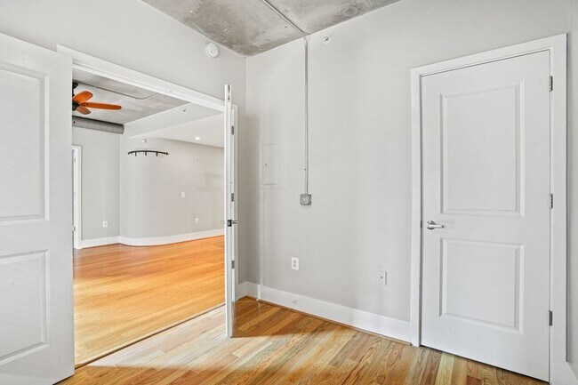 Building Photo - Logan Circle Loft with Garage Parking!