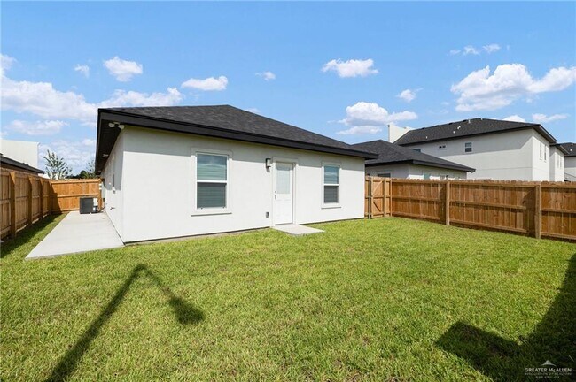 Building Photo - 15 Selena St