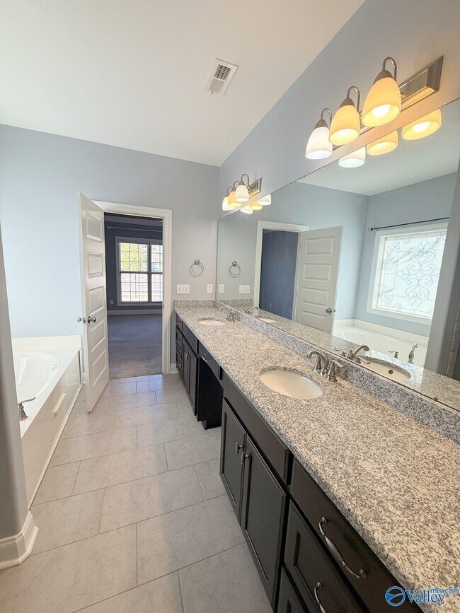 Building Photo - 218 Woodgrove Dr