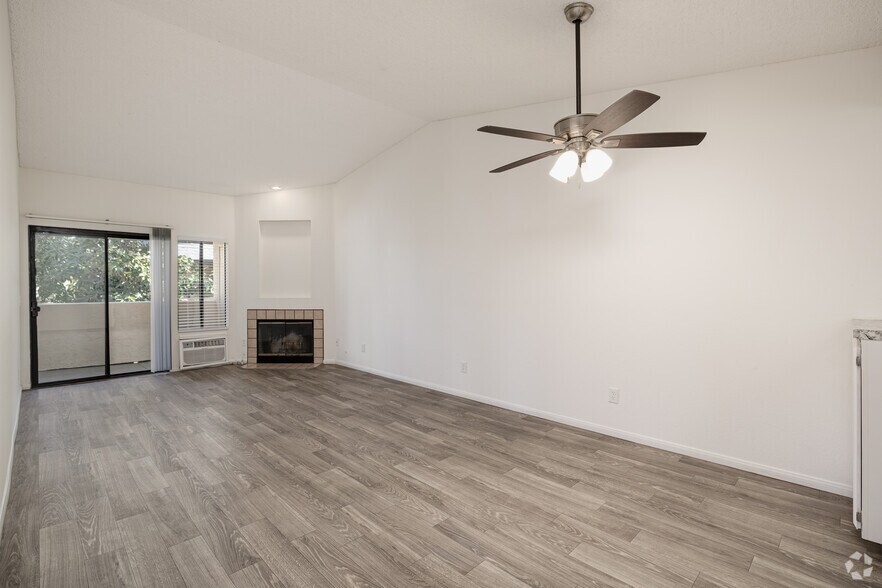 2BR, 2BA - 925SF - Living Room - Legacy Residential *$600 Off*
