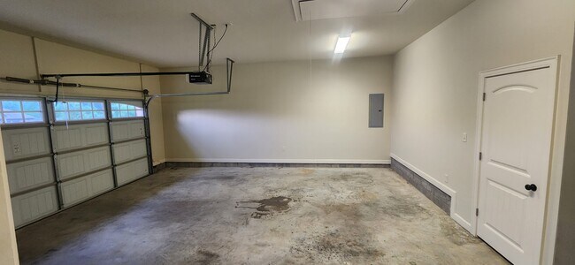 Building Photo - 3120 Plateau Dr