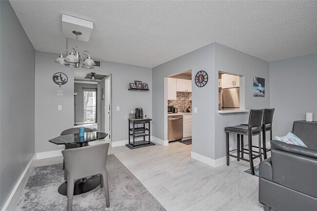 Building Photo - 436 Fanshaw K