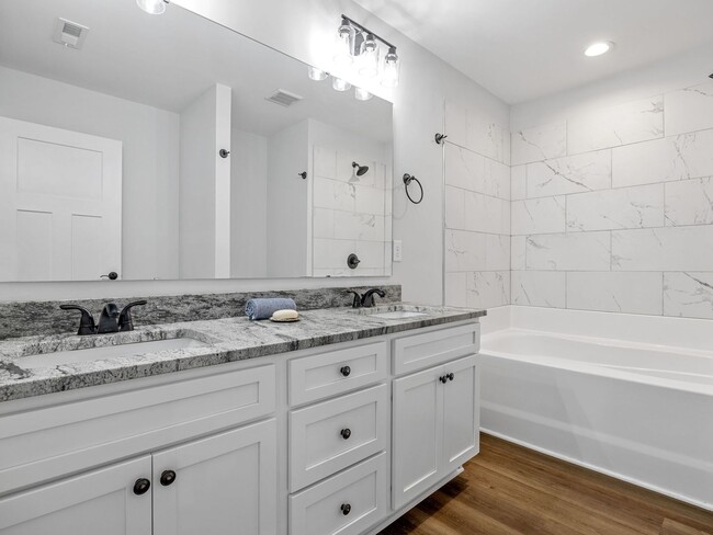Building Photo - 3 Bed, 2.5 Bath - Lucky Penny End Unit