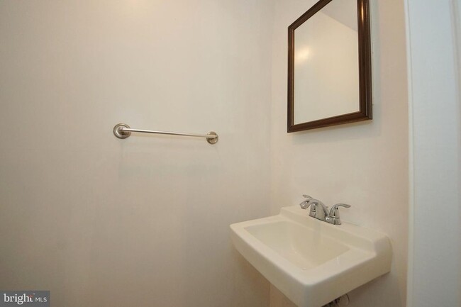 Building Photo - 10 Catbird Ct