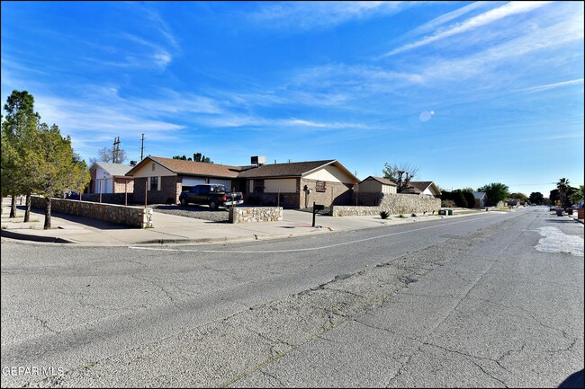 Building Photo - 3565 Breckenridge Dr