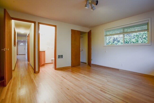 Building Photo - Beautiful 4 bedroom plus office home in Ballard
