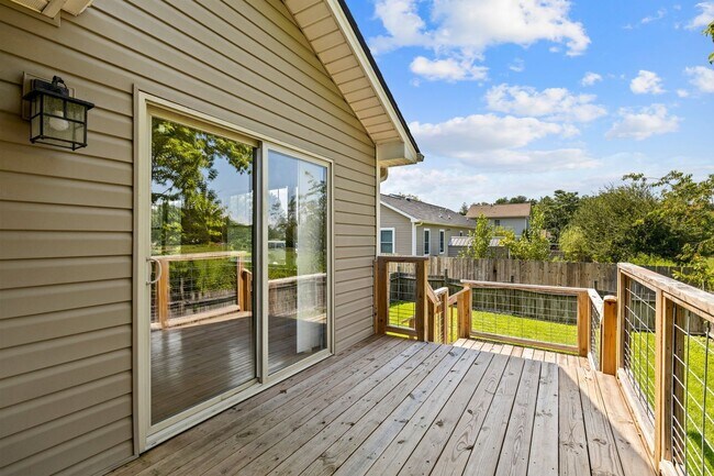 Building Photo - Delightful 3-Bedroom, 2-Bathroom with Fenc...