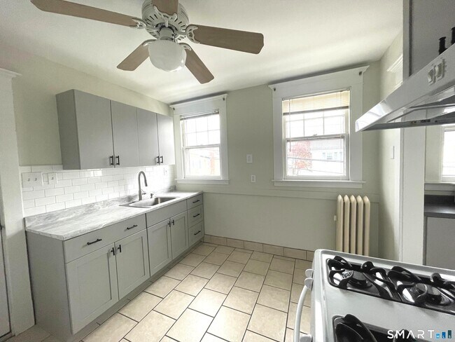 Building Photo - 108 Concord St