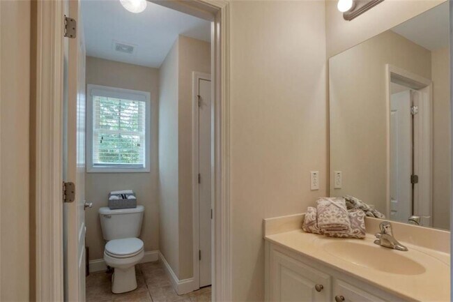 Building Photo - 415 Oxmoor Lake Dr