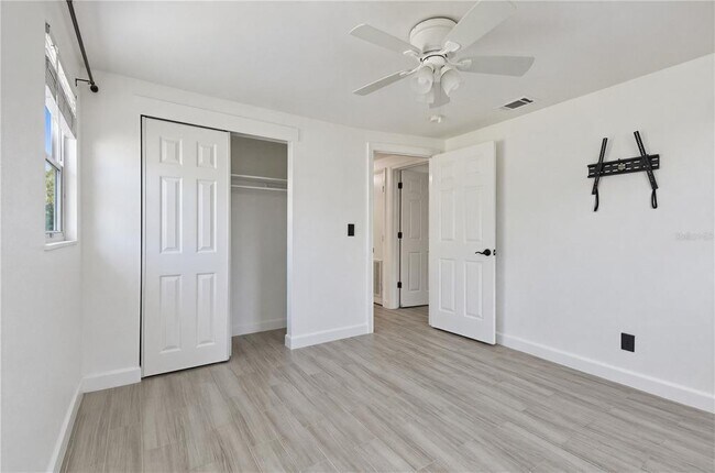 Building Photo - 9616 Pineridge Ave