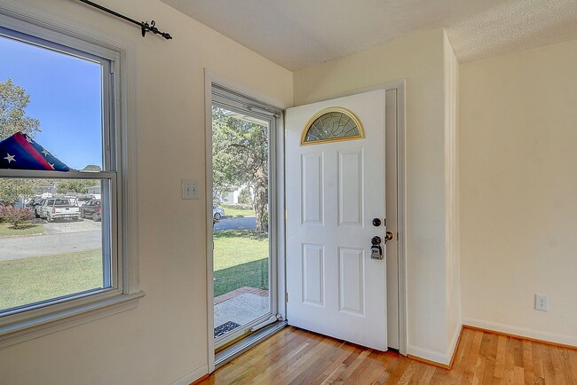 Building Photo - 3 BDRM / 2.5 BATH with FENCED BACKYARD - WINDSOR WOODS!