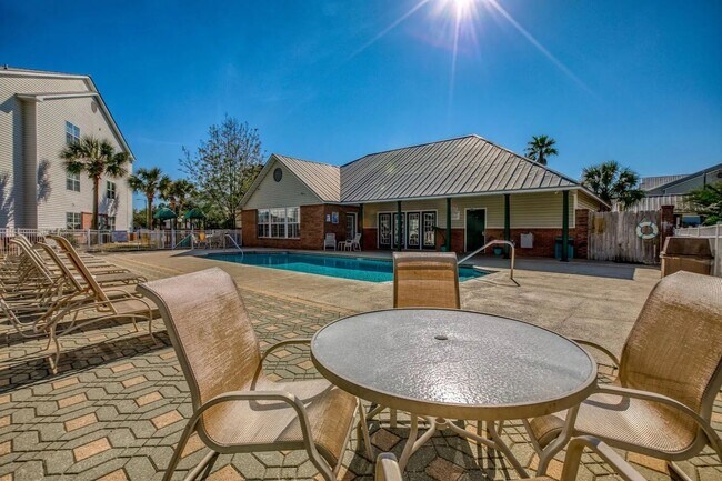 Building Photo - Spacious 1B/1B Unfurnished Condo near Beach in the Heart of Destin!