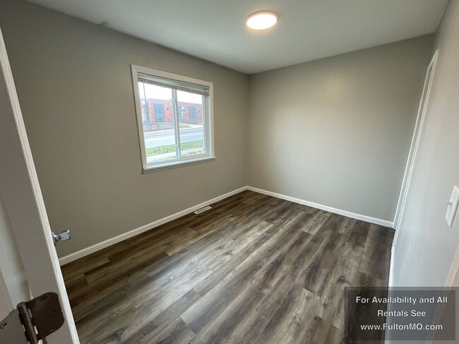 Building Photo - 300 Market St