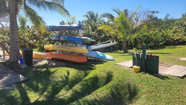 Building Photo - 13 Loafing St