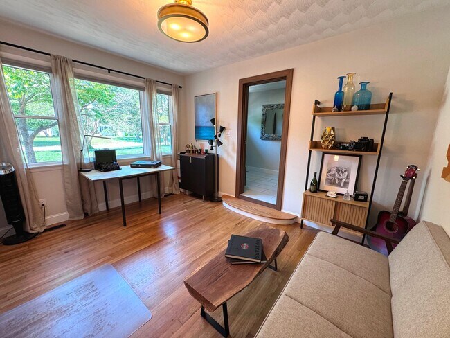 Building Photo - Lakefront Great Neck Home! 4/2.5 brick ranch in lovely Southern Point