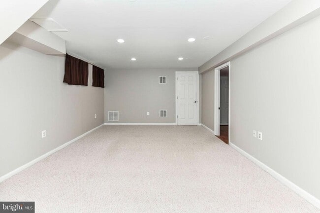 Building Photo - 9205 Hamilton Dr