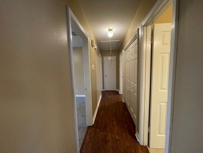 Building Photo - Stockwell Area! A Must See Today!