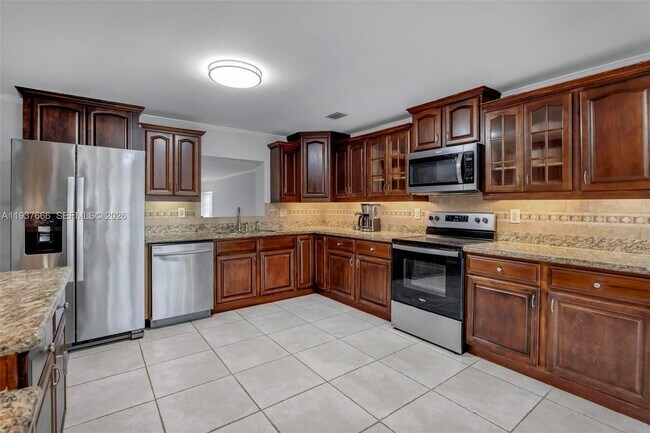 Building Photo - 812 Holly Ln