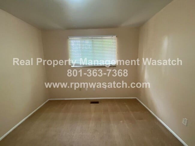 Building Photo - 1098 E Violet Cir